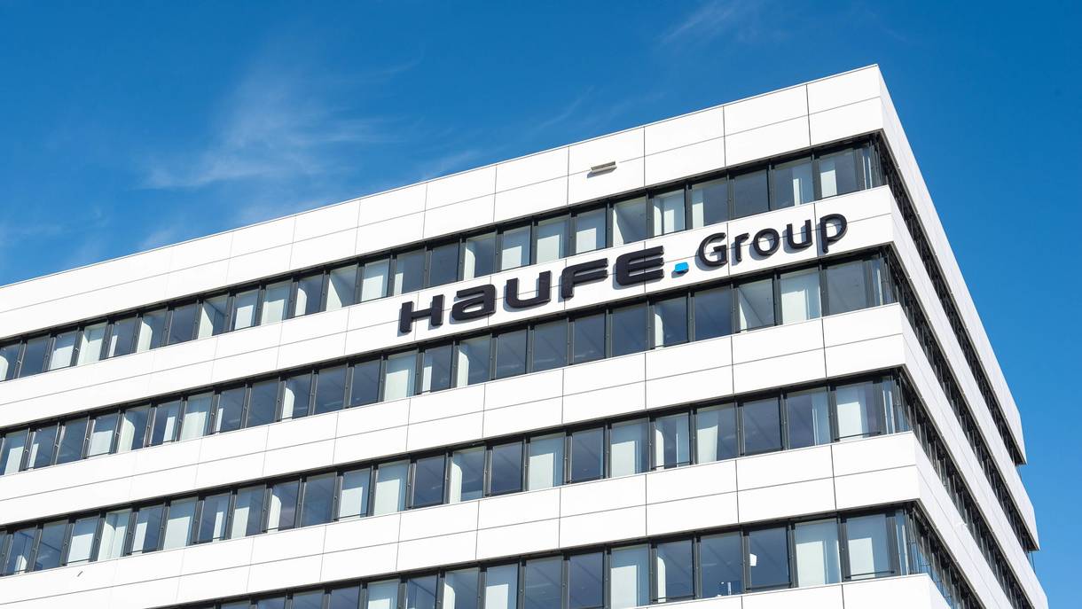 Blick auf das Logo des Hauptsitz der Haufe Group in Freiburg 
