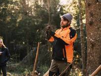 Ein Mann hält einen kleinen Baum in der Hand