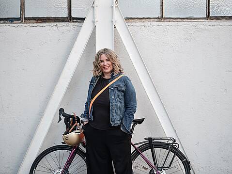 Bild von Lexware: Frau in Jeansjacke, die vor ihrem City Bike steht